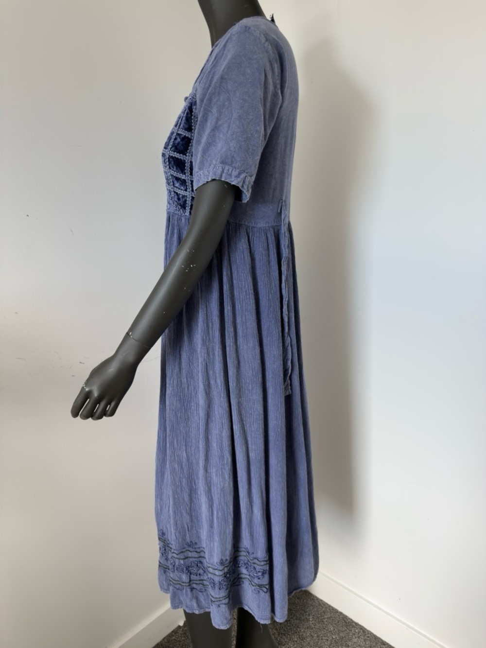 298. VTG Blue Embroidered Button-Front Velour Women's Dress - Picture 6 of 11